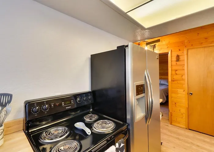 Decks + Fire Pit: Rustic-modern Cabin! Holiday home *